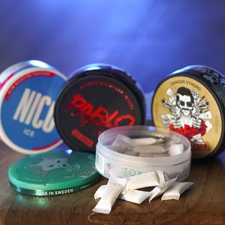 Auswahl an Nikotinbeuteln liegt auf einem Tisch.