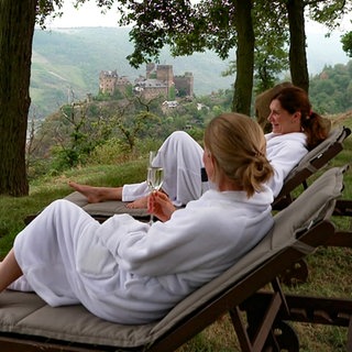 Zwei Frauen im Bademantel sitzen auf Liegen im Wellnesshof Hardthöhe