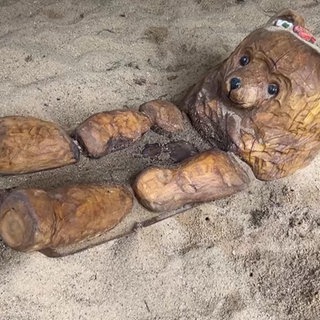 Eine Bärenfigur aus altem Holz