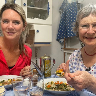 Susanne Nett und Kornelia Roth lassen sich die Soupe au Pistou schmecken.