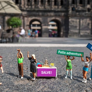 Die winzigen Figürchen wurden vor der Porta Nigra in Trier in Szene gesetzt.