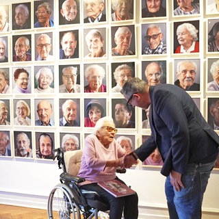 Friederike Zimmermann war Teil des Projektes, hier besucht sie die Ausstellung und begrüßt Fotograf Karsten Thormaehlen.