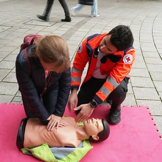 Einen Erste-Hilfe-Kurs zu machen oder aufzufrischen, kann Leben retten.