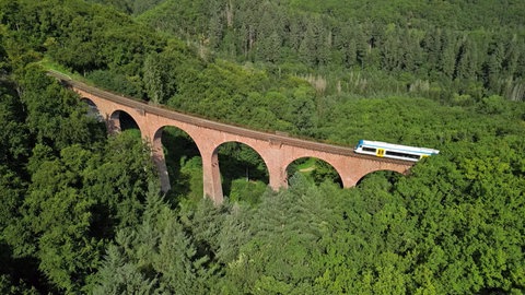 Brücke, über die ein Zug fährt