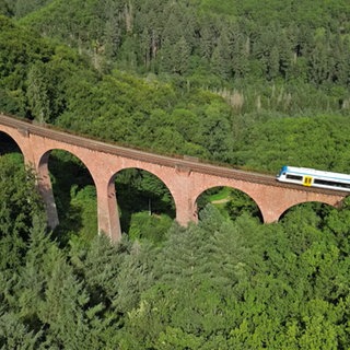 Brücke, über die ein Zug fährt