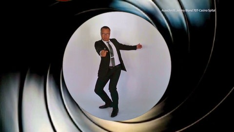 Thorsten Groh als Jimmy Blond in JAmes Bond Manier im Vorspann zu Casino Spital
