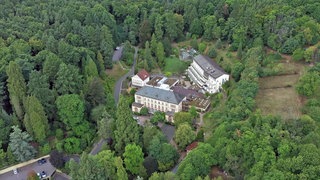 Gebäude in einer Wald-Region