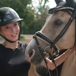 Joules Radovic und ihr Pferd