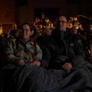 Besucherinnen im Fahrradkino