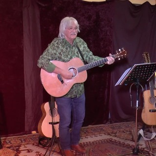 Musiker Uli Valnion auf der Bühne