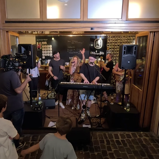 Die Mainzer Hip-Hop-Big Band Grundfunk beim ersten Auftritt mit ihrem neuen Song über Mainz.