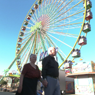 Harrie und Yvonne op de Weegh aus den Niederlanden vor dem Riesenrad auf dem Dürkheimer Wurstmarkt.