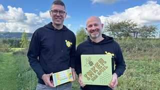 Marco Ringel (l.) und Christoph Ludwig mit ihren Bienen-Erfindungen