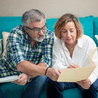 Paar schaut sich Unterlagen an