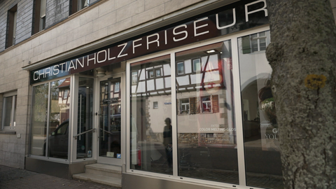 Die Außenfassade vom Friseursalon Holz in Gau-Odernheim