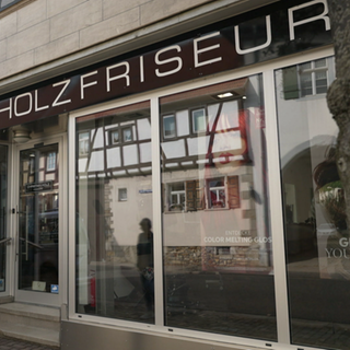 Die Außenfassade vom Friseursalon Holz in Gau-Odernheim