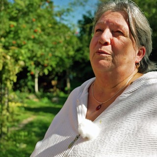 Monika Hirzer in ihrem Selbstversorgergarten in Herborn