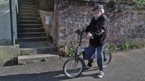 Der 85-jährige Manfred Panther aus Contwig ist auf seinem selbstgebauten E-Laufrad unterwegs