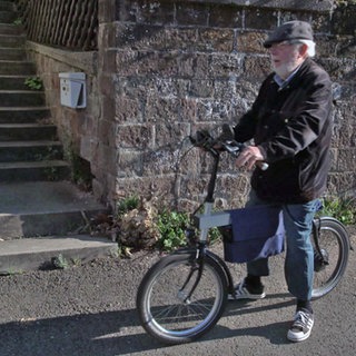 Der 85-jährige Manfred Panther aus Contwig ist auf seinem selbstgebauten E-Laufrad unterwegs