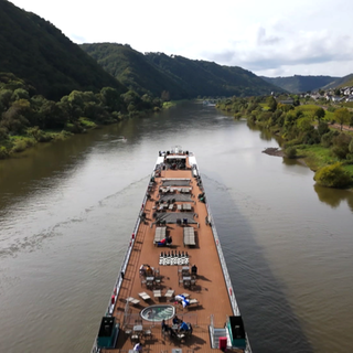 Das Flusskreuzfahrtschiff MS Alena fährt auf der Mosel.