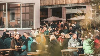 Landesschau-Moderator Holger Wienpahl ist auf dem Federweißer-Fest im Neustadter Ortsteil Mußbach unterwegs.