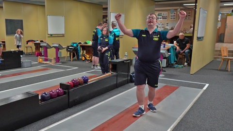 Jubelnder Spieler der Inklusionsmannschaft vom Sport-Kegler-Verein Trier