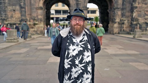 Poetry Slammer Don Esteban vor der Porta Nigra in Trier