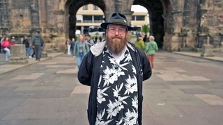 Poetry Slammer Don Esteban vor der Porta Nigra in Trier