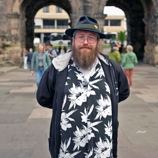 Poetry Slammer Don Esteban vor der Porta Nigra in Trier