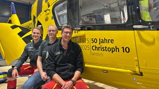50 Jahre Christoph 10 - Crew vorm Rettungshubschrauber