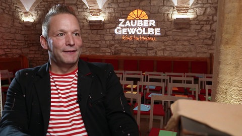 Seit sechs Jahren betreibt Fabian Kelly die einzige reine Zauberbühne in Ober-Flörsheim in Rheinhessen.