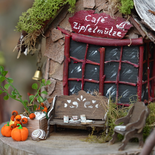 Das Café Zipfelmütze auf dem Sörgenlocher Wichtelweg. Es ist Teil eines ganzen Wichtel-Dorfes.