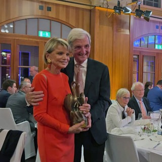 Uschi Glas (neben ihrem Ehemann) hält den Hans-Rosenthal-Preis in Händen, mit dem sie ausgezeichnet wurde