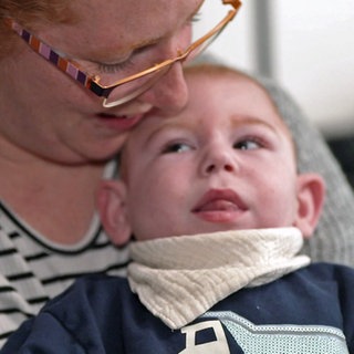 Krnakes Kleinkind Paul auf dem Arm seiner Mutter Anna Mack