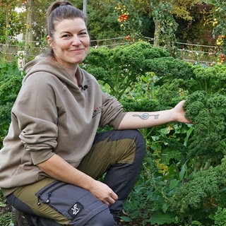 Nora Schmidt stolz auf den Grünkohl in ihrem Garten