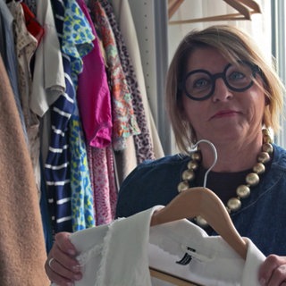 Renate Stolzenberger-Hamers aus Wiesloch zeigt ihren Kleiderschrank