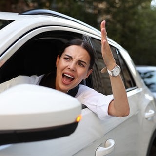 Fahrerin im Auto regt sich auf