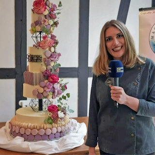 Theresa Dehen, Konditormeisterin aus Hatzenport, neben ihrer besten Hochzeitstorte Deutschlands