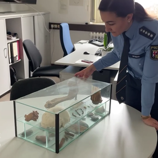 Polizistin mit Knochenfund