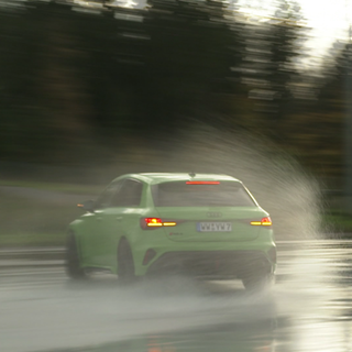 Ein Fahrzeug steht auf nasser Fahrbahn quer. So wird am Nürburgring geübt, richtig mit extremen Konditionen im Straßenverkehr umzugehen.