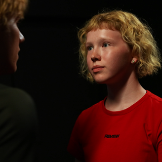 Emma Sophie König und Tristan Meyer üben für ihre Rollen im Film "Reditus", der im Feriencamp der Schauspielschule Kolibri in Mainz gedreht wurde.