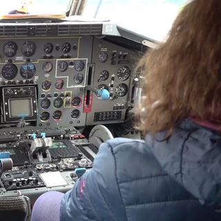 Pärchen in einem Cockpit