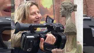 Bettina Höchel mit einer Kamera in der Hand