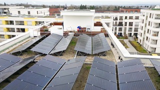 Photovoltaik-Anlage auf dem Daches es Wohnprojekts 49° in Mainz.