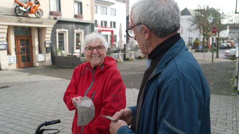 Klara Bauer mit ihrem Führerschein in der Hand