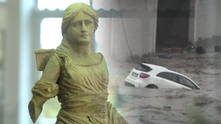 Geborgene Holzstatue