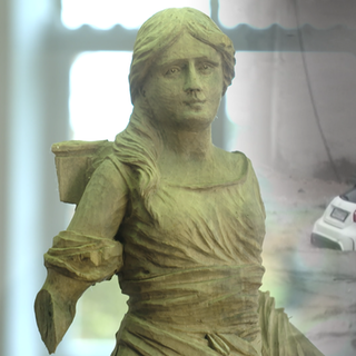 Geborgene Holzstatue