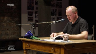 Schriftsteller Christian Baron bei einer Lesung