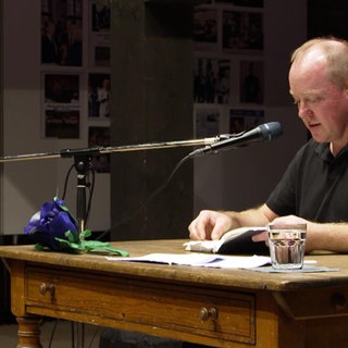 Schriftsteller Christian Baron bei einer Lesung