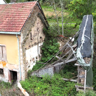 Verlassene und zerfallene Häuser des Staudenhofs in der Eifel.